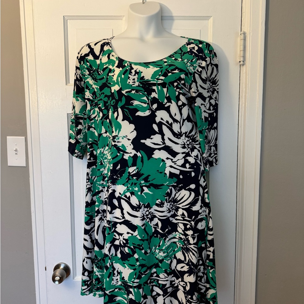 Roz and Ally Floral Green and Black shift Dress